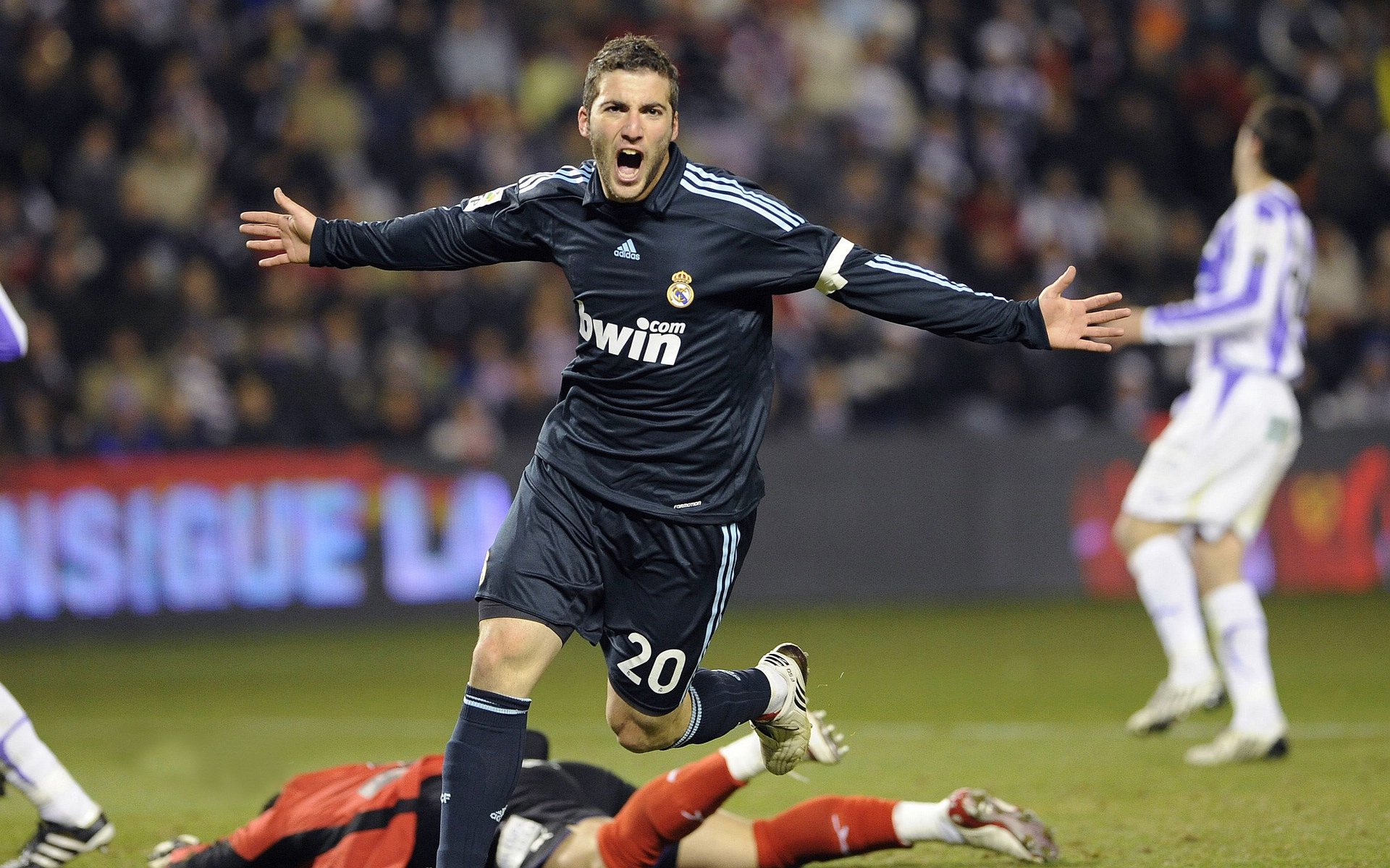 精湛足球比赛中球队实现连胜，势不可挡，足球比赛中的队医